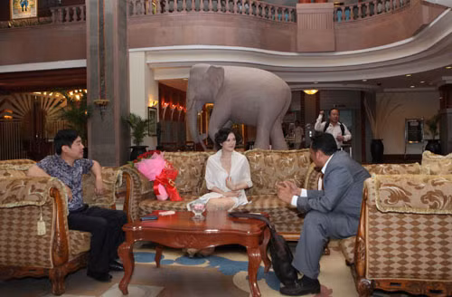 Lý Nhã Kỳ đã được các lãnh đạo của Cam Pu Chia đón tiếp nồng hậu. Đặc biệt, có sự xuất hiện của ngài Tekreth Samrach Quốc Vụ Khanh phụ trách giao thông kiêm chủ tịch hội đồng quản trị Angkor Air.