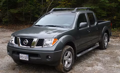 8. Nissan Frontier Nissan Frontier là một mẫu xe tải nhẹ thành công hơn so với những mẫu xe tải lực lưỡng. Frontier bán được hơn 990.000 chiếc kể từ khi xuất hiện vào năm 1997 và nó cũng cần có một mẫu thiết kế lại dù Nissan cho biết phiên bản mới cũng cần ít nhất 2 năm nữa mới ra mắt. Ảnh: Nissan Frontier trên đất Mỹ.