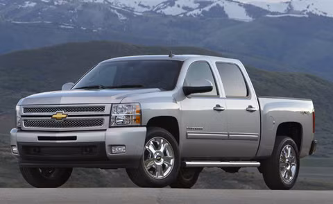1. GMC Sierra/ Chevrolet Silverado. Chevrolet Silerado và GMC Sierra đã đứng đầu danh sách bán chạy nhất từ năm 1990. Chevrolet và GMC đã kết hợp bán hàng từ năm 1990 đến 2011 và con số xe bán ra tương đương 15,9 triệu xe, hơn mẫu Ford F-Series 330.000 chiếc. Nếu nhìn vào doanh số bán hàng riêng, GMC Sierra 3,9 triệu chiếc và Chevrolet Silverado 12 triệu chiếc thì Ford F-Series bán hàng hơn hẳn. Tuy nhiên GMC Sierra và Chevrolet Silverado chính xác là cùng một mẫu xe bán tải, do đó doanh số bán hàng của chúng là gộp chung. Ảnh: Mẫu xe bán tải được đánh giá hàng đầu tại Mỹ.