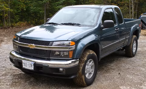 9. GMC Canyon/Chevrolet Colorado GMC Canyon và Chevrolet Colorado ngừng sản xuất và không bao giờ được hưởng sự thành công của người anh trai trước đó. GMC Canyon bán được 151.000 mẫu trong suất quãng đời của nó, còn Colorado bán được gần 561.400 xe. Thị trường xe tải nhỏ liên tục bị thu hẹp trong 5 năm qua và khả năng tiêu thụ nhiên liệu đã không còn hấp dẫn như trước đây. Ảnh: GMC Canyon mẫu xe bán tải hạng nhẹ của Mỹ.