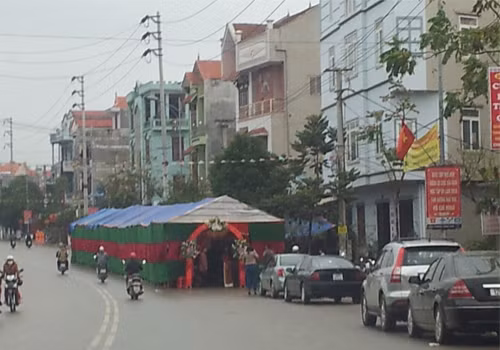 Lấn chiếm lòng đường để tổ chức đám cưới ở TP Lạng Sơn. Ảnh: Đức Thịnh. Lấn chiếm lòng đường để tổ chức đám cưới ở TP Lạng Sơn. Ảnh: Đức Thịnh.