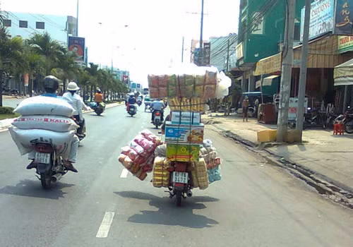 Chở cồng kềnh trên đường. Ảnh: Hồng Dân. Chở cồng kềnh trên đường. Ảnh: Hồng Dân.