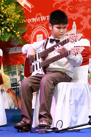 Năm 6 tuổi, Thịnh học chơi trống; 7 tuổi chơi được đàn ghi ta; 9 tuổi đánh được đàn organ; 11 tuổi đánh đàn nhị, đàn sến. Từ đầu năm 2012, Thịnh học thêm đàn tranh và đàn kìm nơi thầy Xuân Hồi, người đã hướng dần cho Thịnh đánh các loại nhạc cụ guitar cổ, sến… Thịnh đã sáng tác 3 bài hát: “Cho ta”, “Ước mơ”, “Tung tăng”. Ảnh: Internet.