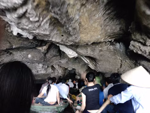 Ở Tràng An có rất nhiều hang động. Nhưng khác với những nơi cũng có hang ngập nước khác như Tam Cốc, Vân Long…, ở đây, các hang đều rất dài, lòng hang hẹp, nhũ đá nhiều nơi rủ sát xuống, khiến các tay chèo rất vất vả lách vào trong những trận địa của đá và nước.