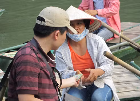 Mỗi chuyến đò vất vả, mặc dù du khách phải trả tới 500-600 nghìn đồng, nhưng người lái thuyền chỉ được nhận 100 nghìn đồng từ phía Ban quản lý, không bảo hiểm, không hỗ trợ thêm. Nhiều du khách cảm thông sự vất vả và cảm phục “tài nghệ” của các chị nên đã “boa” thêm.