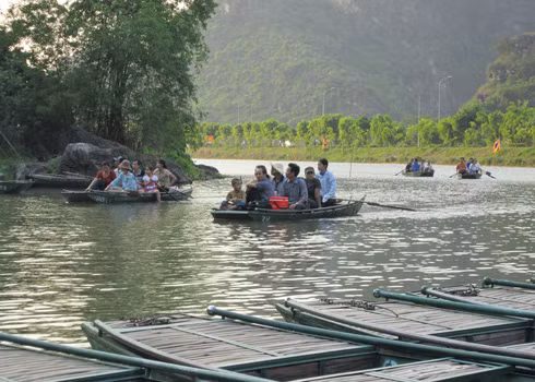 Đến Khu du lịch sinh thái Tràng An (Ninh Bình), khách sẽ được những người lái đò thiện nghệ đưa đi du ngoạn qua các hang động, các thung lũng ngập nước được bao bọc bởi các dãy núi đá vôi hùng vĩ với nhiều di chỉ khảo cổ, di tích lịch sử và văn hóa.