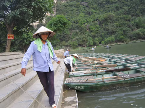 Sau khi được lau rửa cẩn thận, các thuyền được neo vào bãi một cách quy củ, đều tăm tắp. Không chỉ giới thiệu, hướng dẫn khách tham quan, các lái đò còn là những người tuyên truyền du khách không xả rác để bảo vệ môi trường. Họ đã, đang sống cùng di sản, trở thành một phần của di sản.