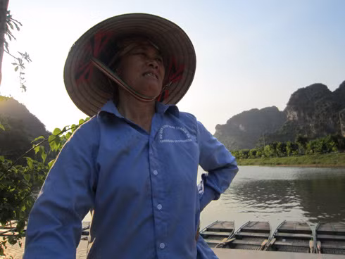 “Bây giờ không còn ruộng nữa, đàn ông lên thành phố làm ăn. Phụ nữ ở nhà chèo thuyền và lo toan việc gia đình. Mỗi chuyến đi về mất 3-4 tiếng, trời mát còn đỡ, những khi nắng nôi nhọc lắm. Nhiều khi đang ngoài nắng, thuyền vào trong hang lạnh đột ngột, nhiều lái thuyền ngất vì quá mệt”, cô Nguyễn Thị Liên chia sẻ.