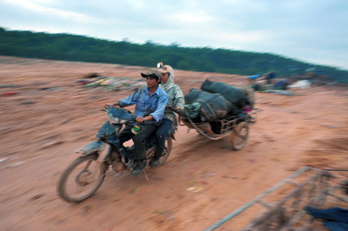 Những thành quả đầu tiên lần lượt được chở từ bãi rác đến nơi thu mua.
