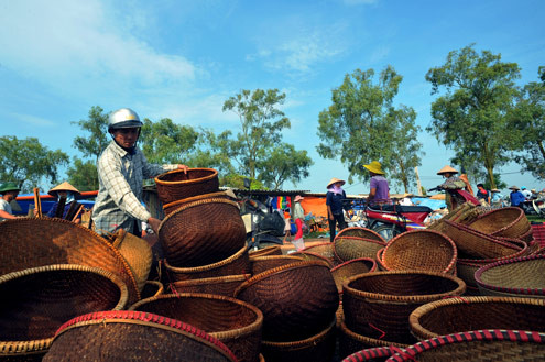 Chợ họp theo phiên, một tháng chưa đầy 10 buổi bán. Ở đây có đầy đủ vật dụng, mặt hàng phục vụ bà con nông dân.