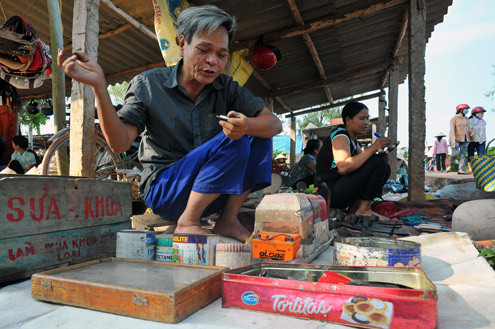 Ông Tuyến ở thôn Thạch Lỗi, xã Thanh Xuân, có vài chục năm hành nghề làm khoá ở chợ. Ông cho biết, thu nhập trung bình mỗi phiên chợ khoảng 80.000 đồng. Để thuê một góc ngồi tại chợ này ông phải trả 500.000 đồng/năm, ngoài ra còn một số khoản thuế đóng hàng ngày.