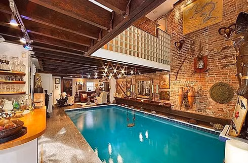 9. Bể bơi trong nhà độc đáo tại New York. Giá nhà: 9,995 triệu USD Bể bơi trong nhà này có lối kiến trúc hết sức độc đáo và sáng tạo. Tường của khu bể bơi được trang trí nhiều vật hình thù lạ mắt. Giữa bể bơi còn có một dây đu đem lại cảm giác mới lạ cho người bơi. 9. Bể bơi trong nhà độc đáo tại New York. Giá nhà: 9,995 triệu USD Bể bơi trong nhà này có lối kiến trúc hết sức độc đáo và sáng tạo. Tường của khu bể bơi được trang trí nhiều vật hình thù lạ mắt. Giữa bể bơi còn có một dây đu đem lại cảm giác mới lạ cho người bơi.