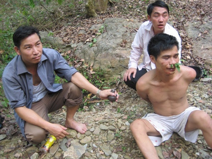 Một tên trùm ma túy bị công an huyện Tương Dương bắt giữ cùng với vũ khí nóng trong một chuyên án tại Pù Lôm Một tên trùm ma túy bị công an huyện Tương Dương bắt giữ cùng với vũ khí nóng trong một chuyên án tại Pù Lôm