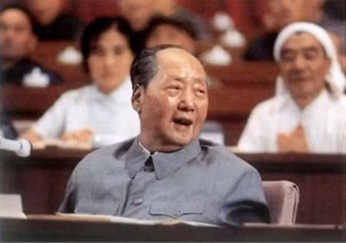 Theo Tân Hoa Xã, năm 1974 Mao Trạch Đông, Chu Ân Lai, Diệp Kiếm Anh, Đặng Tiểu Bình đã nhóm họp bàn mưu đánh chiếm quần đảo Hoàng Sa của Việt Nam mà hiện nay giới truyền thông nhà nước Trung Quốc vẫn đang bóp méo sự thật lịch sử với tên gọi “cuộc chiến phản kích tự vệ trên biển”?! Lúc này Mao Trạch Đông đã 81 tuổi, ông ta cũng tự thấy sức khỏe yếu hơn trước nhưng theo Tân Hoa Xã, đầu óc vẫn còn tỉnh táo và chính Mao Trạch Đông là người ra quyết định đánh chiếm quần đảo Hoàng Sa.