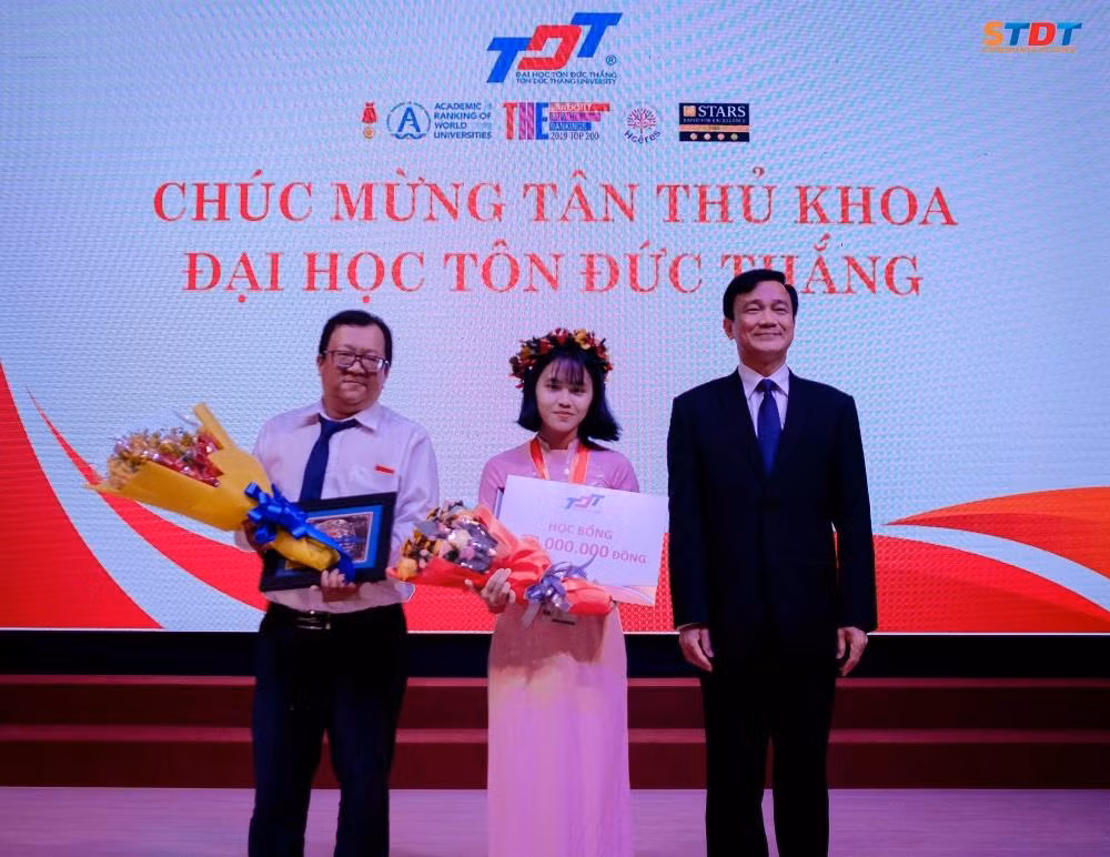 Lãnh đạo Nhà trường tặng học bổng cho thủ khoa đầu vào Khóa 23 (Ảnh: TDTU)