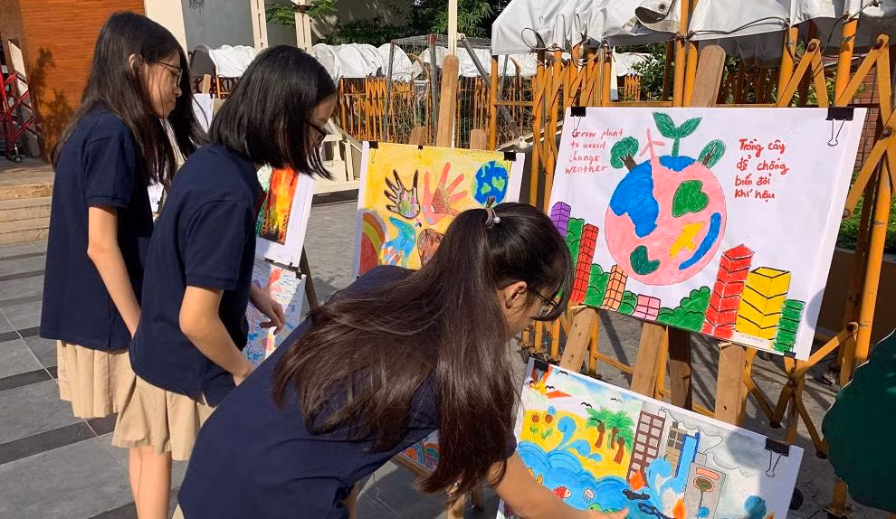 Tại trường Marie Curie, lễ khai giảng năm nay các bức tranh do học sinh vẽ với chủ đề "Save the nature" (bảo vệ thiên nhiên) và "Save the ocean" (bảo vệ đại dương) được trưng bày hai bên cổng chính. (Ảnh: Thùy Linh) Tại trường Marie Curie, lễ khai giảng năm nay các bức tranh do học sinh vẽ với chủ đề "Save the nature" (bảo vệ thiên nhiên) và "Save the ocean" (bảo vệ đại dương) được trưng bày hai bên cổng chính. (Ảnh: Thùy Linh)