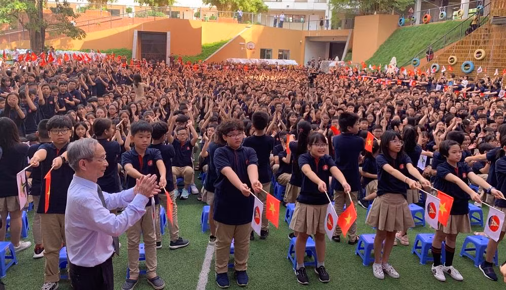 Không có những quả bóng bay nhiều màu sắc sặc sỡ được sử dụng để trang trí hay thả lên bầu trời như thường thấy mọi năm, trong lễ khai giảng diễn ra lúc 8h30 sáng ngày 5/9 tại trường Marie Curie (Hà Nội) hôm nay chỉ có những lá cờ Tổ quốc và hình ảnh bảo vệ môi trường. (Ảnh: Thùy Linh) Không có những quả bóng bay nhiều màu sắc sặc sỡ được sử dụng để trang trí hay thả lên bầu trời như thường thấy mọi năm, trong lễ khai giảng diễn ra lúc 8h30 sáng ngày 5/9 tại trường Marie Curie (Hà Nội) hôm nay chỉ có những lá cờ Tổ quốc và hình ảnh bảo vệ môi trường. (Ảnh: Thùy Linh)