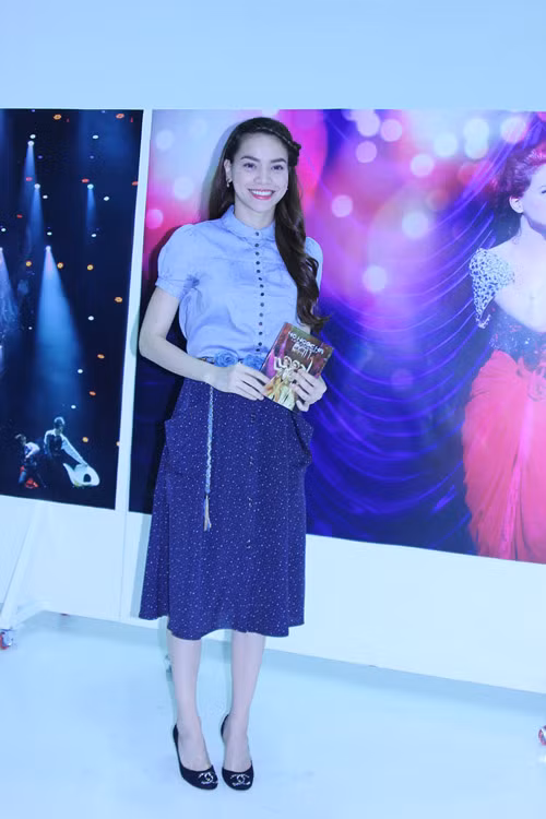 Ca sĩ Hồ Ngọc Hà giản dị và xinh đẹp với chân váy midi và áo sơ mi "kín cổng cao tường".