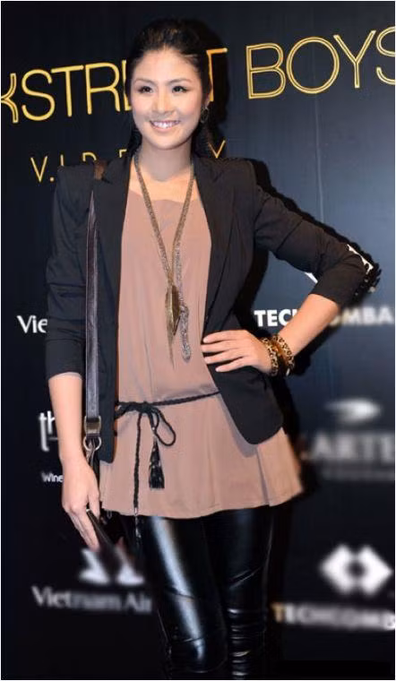 Hoa hậu Ngọc Hân lại rất cá tính khi kết hợp áo lụa tone màu pastel với quần da và blazer đen.