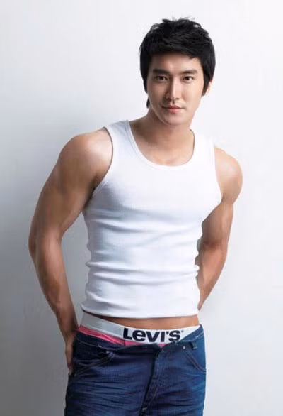 Choi Siwon gợi cảm về hình thể và sexy trong cách ăn mặc. Choi Siwon gợi cảm về hình thể và sexy trong cách ăn mặc.