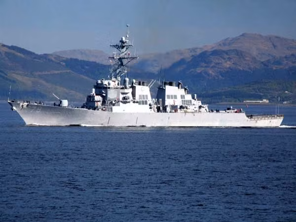 Tàu khu trục USS Carney.
