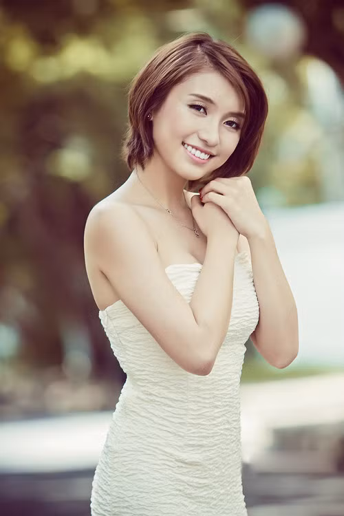 Tiêu Châu Như Quỳnh thường chọn cho mình những trang phục dịu dàng, nữ tính.