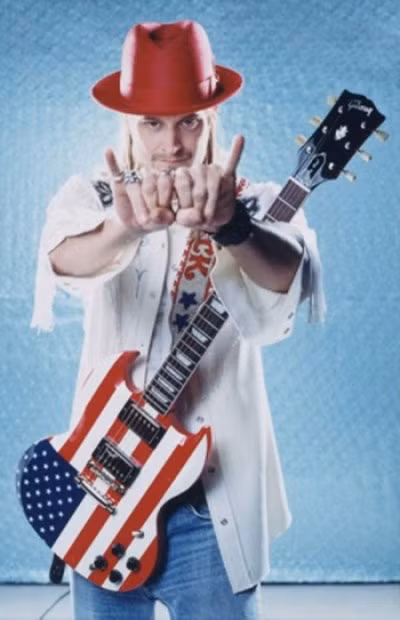 Kid Rock với chiếc đàn guitar độc đáo.