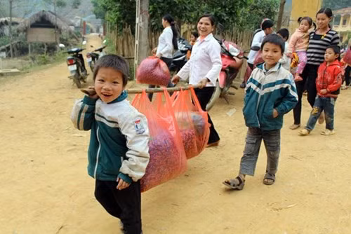 Học sinh nghèo ở một số trường học trên địa bàn huyện Yên Lập (Phú Thọ) còn nhiều thiếu thốn (Ảnh nguồn ANTĐ) Học sinh nghèo ở một số trường học trên địa bàn huyện Yên Lập (Phú Thọ) còn nhiều thiếu thốn (Ảnh nguồn ANTĐ)