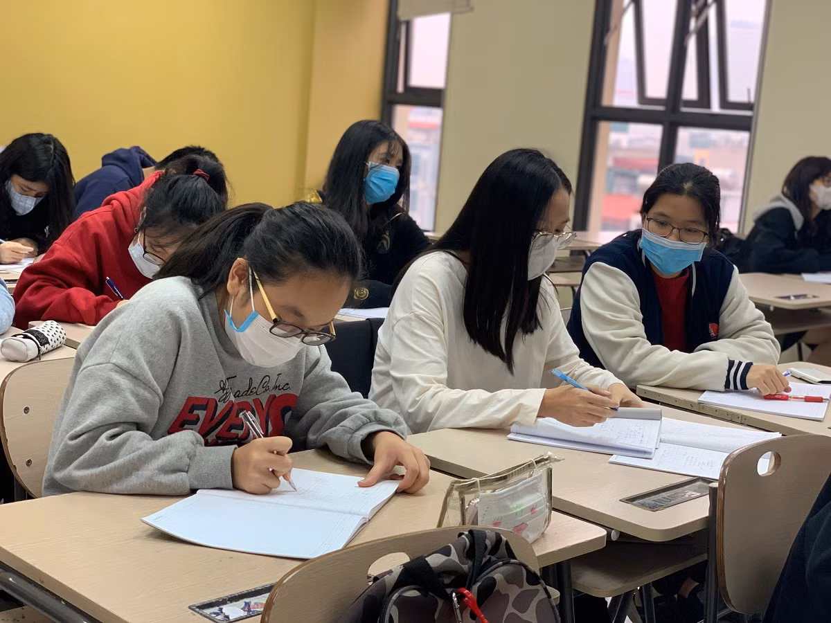 Ngày 1/2, thầy Nguyễn Xuân Khang - Hiệu trưởng trường Marie Curie (Hà Nội) thông tin có lớp tiểu học, hơn một nửa học sinh nghỉ. (Ảnh chụp một lớp trung học phổ thông tại trường Marie Curie Hà Nội: Thùy Linh)