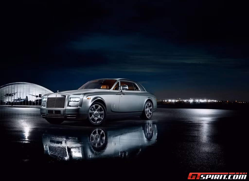 Rolls-Royce Phantom Coupe Aviator được ra đời là để tưởng nhớ người đồng sáng lập ra hãng, ông Charles Stewart Rolls và mẫu thủy phi cơ Supermarine S6B
