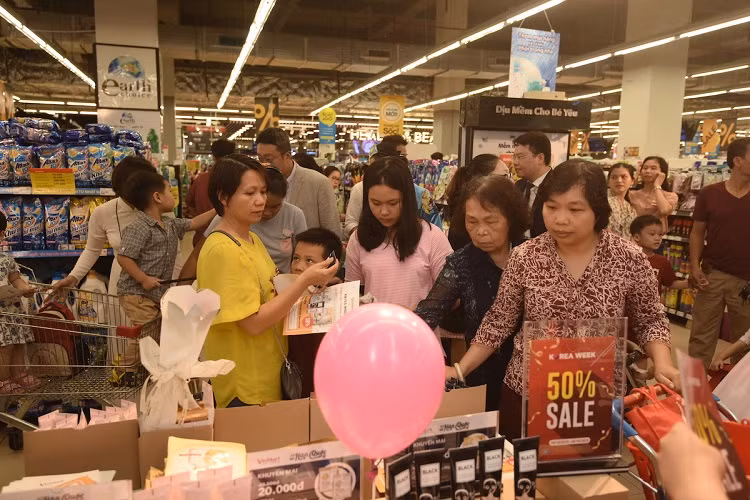 Người dân Thủ đô chen nhau mua sắm tại gian hàng trưng bày các sản phẩm Hàn Quốc.