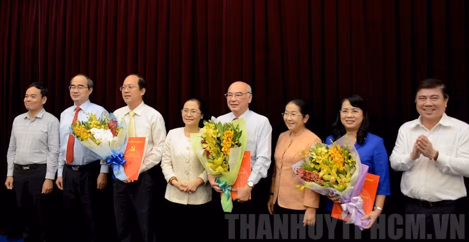 Lãnh đạo Thành phố Hồ Chí Minh chúc mừng 3 tân Ủy viên Ban Thường vụ Thành ủy.