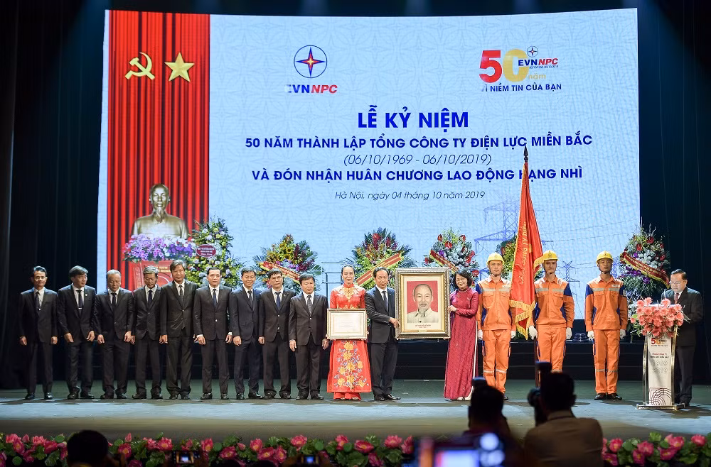 EVNNPC kỉ niệm 50 năm thành lập Tổng công ty Điện lực miền Bắc và đón nhận huân chương lao động hạng nhì.
