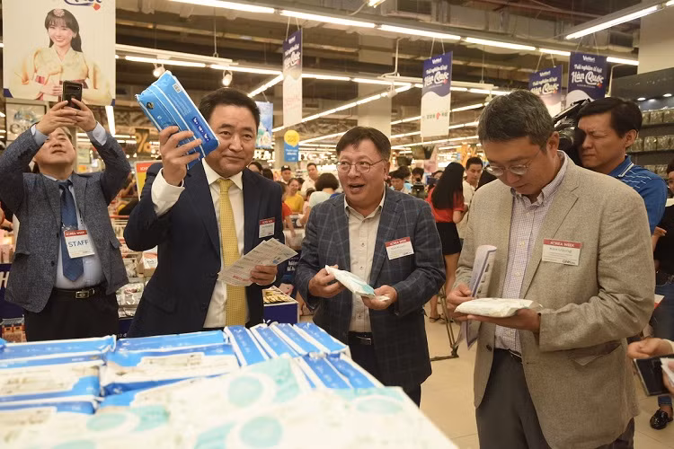 Vị Tham Tán Thương mại Đại sứ quán Hàn Quốc tò mò với những sản phẩm VinMart Care được đặt sản xuất tại Hàn Quốc trong khi Chủ tịch KOTTRA tỏ ra thích thú với bao bì sản phẩm được thiết kế bắt mắt, hiện đại của VinMart Care.