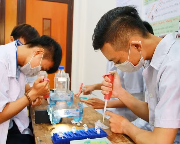Sinh viên Trường Đại học An Giang trong giờ học thực hành. Ảnh: Website Trường Đại học An Giang.
