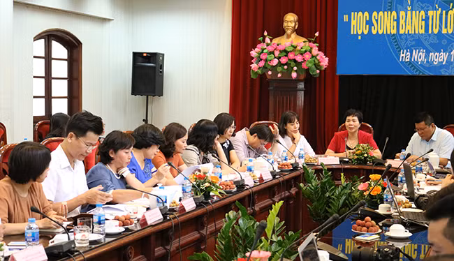 Đại diện Sở Giáo dục và Đào tạo Hà Nội, các phòng giáo dục và đào tạo, các trường trung học cơ sở tuyển sinh lớp 6 "song bằng" tham gia giao lưu trực tuyến tại Báo Nhân Dân ngày 10/7. Ảnh: Báo Nhân Dân.