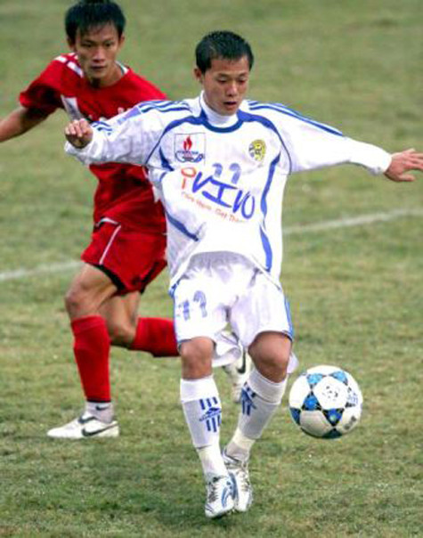 Bầu Kiên sát nhập LG.ACB (trắng) với đội Hàng không VN trở lại V-League 2004 Bầu Kiên sát nhập LG.ACB (trắng) với đội Hàng không VN trở lại V-League 2004