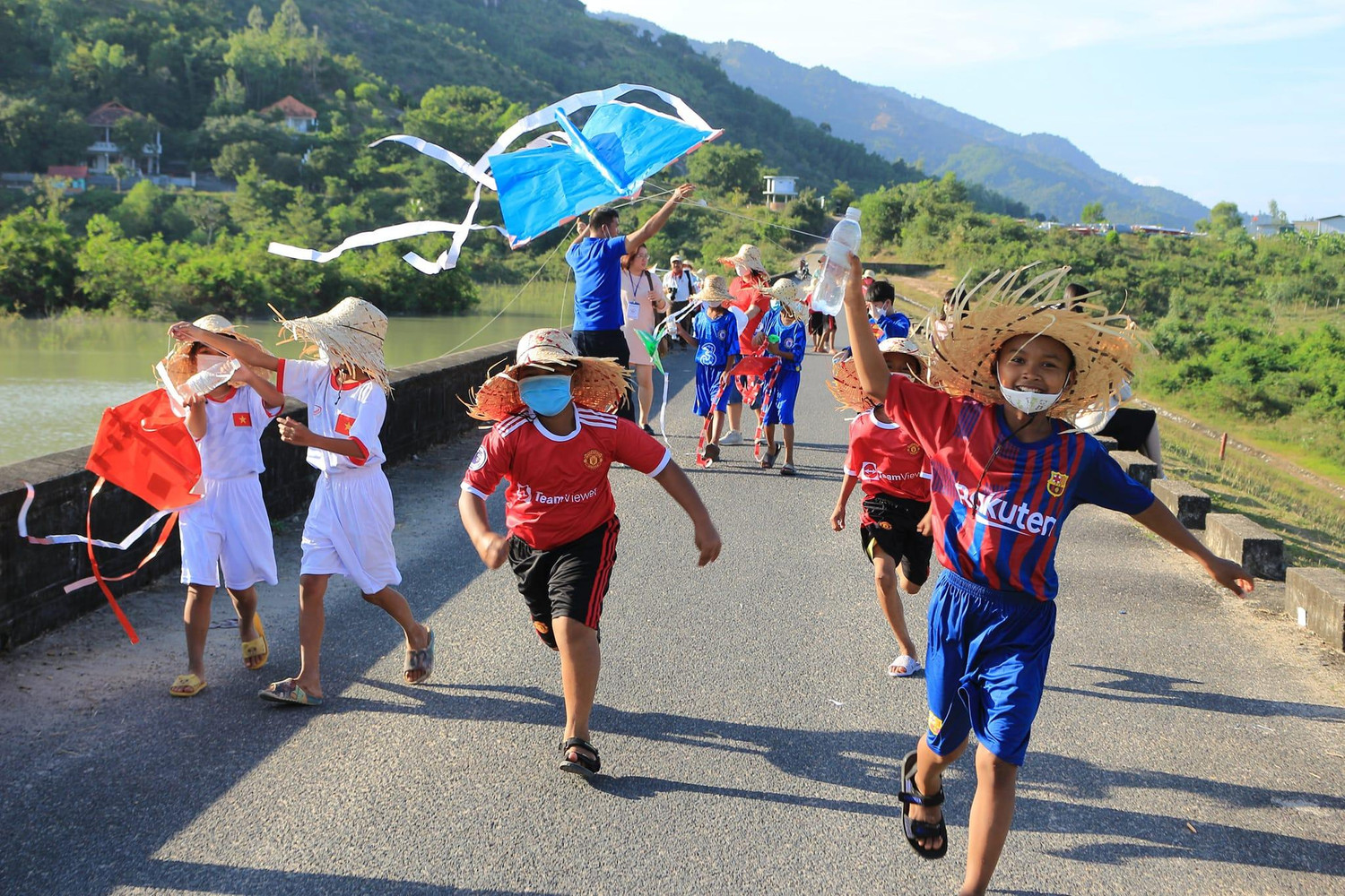 Học sinh đồng bào Raglai hào hứng thả diều (Ảnh TA)