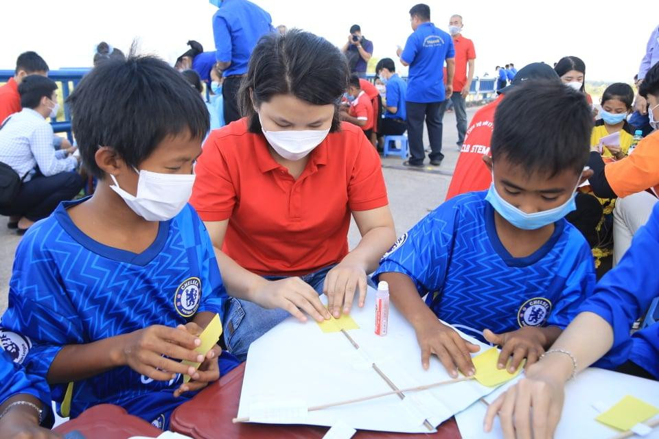 Học sinh đồng bào Raglai hào hứng, thích thú trải nghiệm làm diều (Ảnh TA)