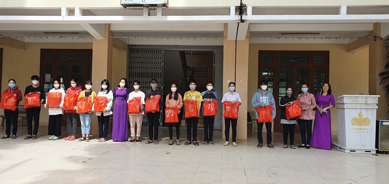 (Cô Võ Thị Thiên Lý phó Hiệu trưởng, Chủ tịch chi hội Chữ thập đỏ chụp hình lưu niệm với học sinh nhận quà xuân Nhâm dần - Ảnh NTCC)