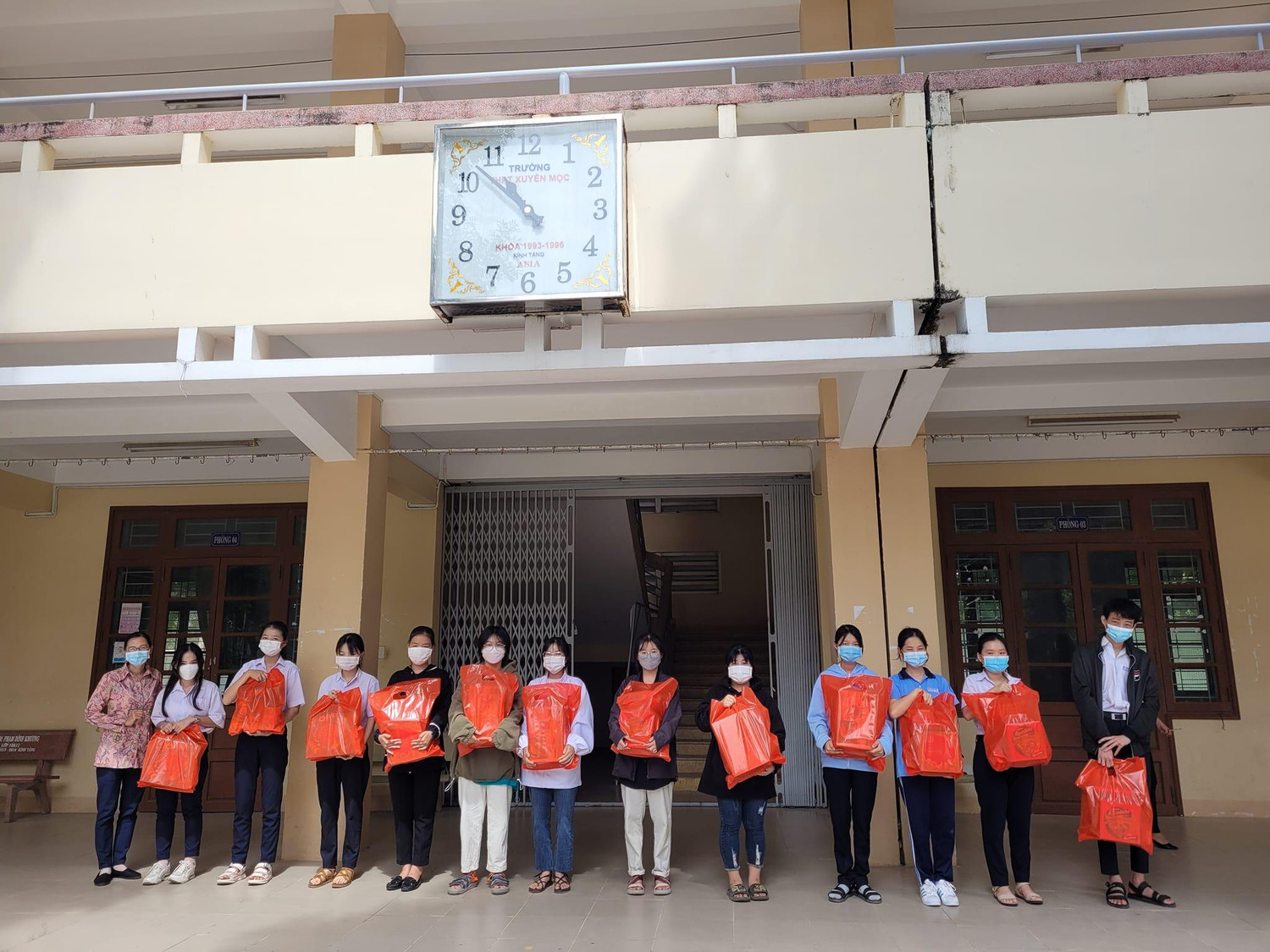 (Một số học sinh Trường Trung học phổ thông Xuyên Mộc nhận quà xuân Nhâm dần - Ảnh NTCC)