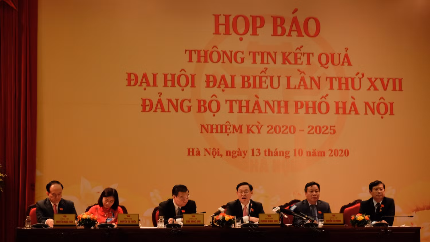 Lãnh đạo thành phố Hà Nội chủ trì buổi họp báo chiều 13/10. Ảnh: LC Lãnh đạo thành phố Hà Nội chủ trì buổi họp báo chiều 13/10. Ảnh: LC