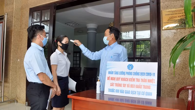 Bảo hiểm xã hội Việt Nam thực hiện phòng chống dịch ngay tại cơ quan.