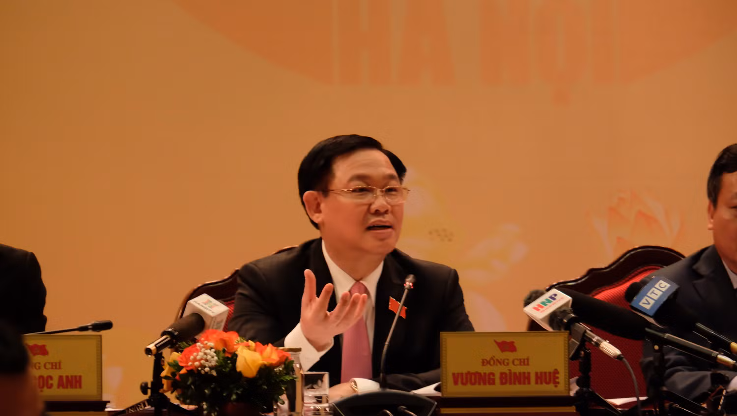 Bí thư Thành ủy Vương Đình Huệ trả lời tại buổi họp báo. Ảnh: LC Bí thư Thành ủy Vương Đình Huệ trả lời tại buổi họp báo. Ảnh: LC