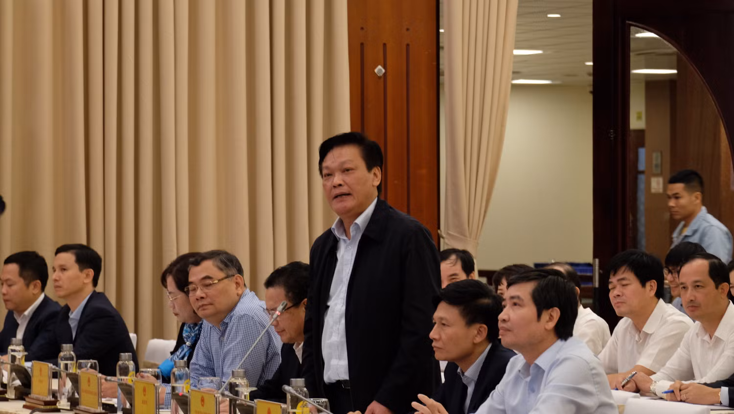 Thứ trưởng Bộ Nội vụ Nguyễn Duy Thăng trả lời câu hỏi về trường Đại học Tôn Đức Thắng. Ảnh: LC Thứ trưởng Bộ Nội vụ Nguyễn Duy Thăng trả lời câu hỏi về trường Đại học Tôn Đức Thắng. Ảnh: LC