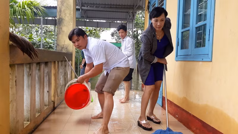 Đại học Duy Tân hỗ trợ ngành giáo dục 8 tỉnh bị thiệt hại do mưa bão ảnh 2