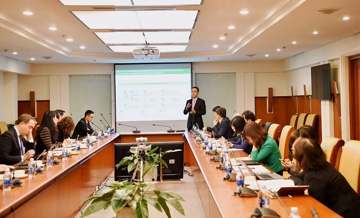 Ông Il Dong Kwon - Phó Tổng Giám đốc Công ty tư vấn Oliver Wyman trình bày quá trình triển khai của dự án. Ông Il Dong Kwon - Phó Tổng Giám đốc Công ty tư vấn Oliver Wyman trình bày quá trình triển khai của dự án.