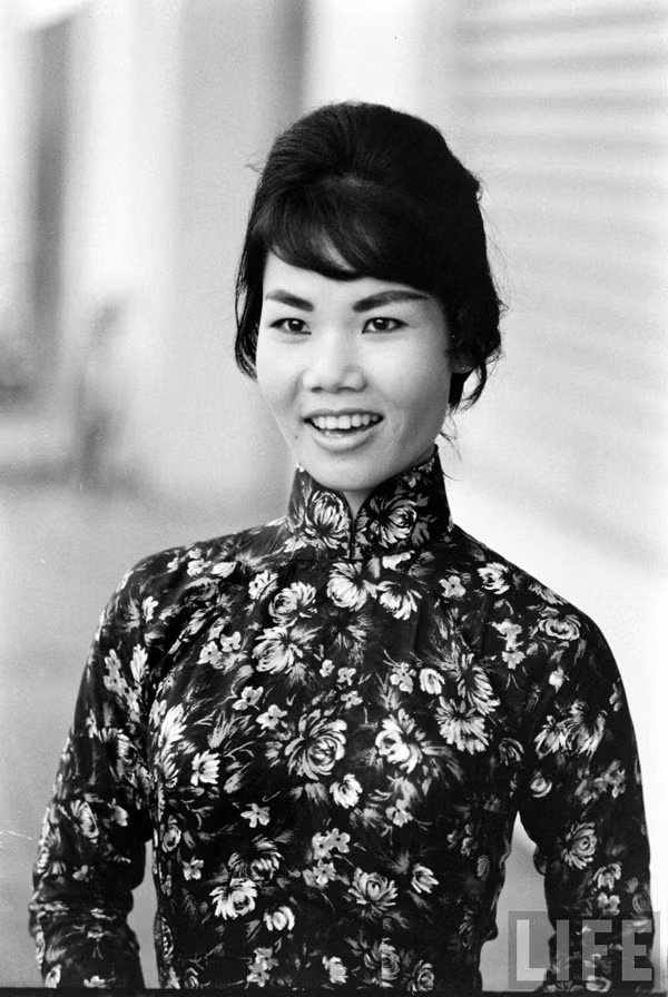 Áo dài may từ lụa Hà Đông thướt tha, mềm mại.