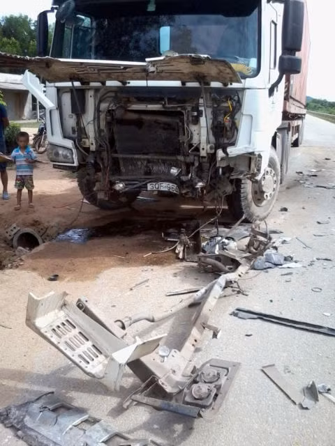 Xe hop bi container thoi bay 20 met mot nguoi chet tham