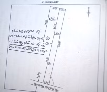 Văn bản đề nghị cấp Giấy chứng nhân quyền sử dụng đất được UBND phường Lam Sơn trình lãnh đạo thành phố Thanh Hóa ghi chú rất rõ phần diện tích đã được cấp sổ đỏ và phần xin cấp mới. Tuy nhiên, cán bộ phòng Tài Nguyên và môi trường thành phố đã tự ý ghép thửa 117 và 124 trái quy định của pháp luật (ảnh: QUỐC TOẢN). Văn bản đề nghị cấp Giấy chứng nhân quyền sử dụng đất được UBND phường Lam Sơn trình lãnh đạo thành phố Thanh Hóa ghi chú rất rõ phần diện tích đã được cấp sổ đỏ và phần xin cấp mới. Tuy nhiên, cán bộ phòng Tài Nguyên và môi trường thành phố đã tự ý ghép thửa 117 và 124 trái quy định của pháp luật (ảnh: QUỐC TOẢN).